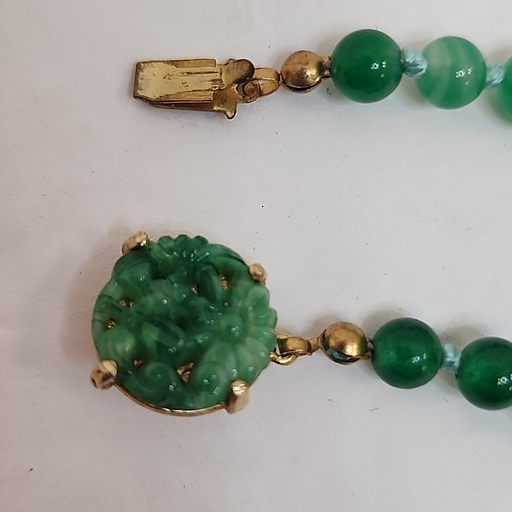 Vintage Green Stone Beaded Necklace Carved Floral Clasp Graduated Heavy - Picture 5 of 6